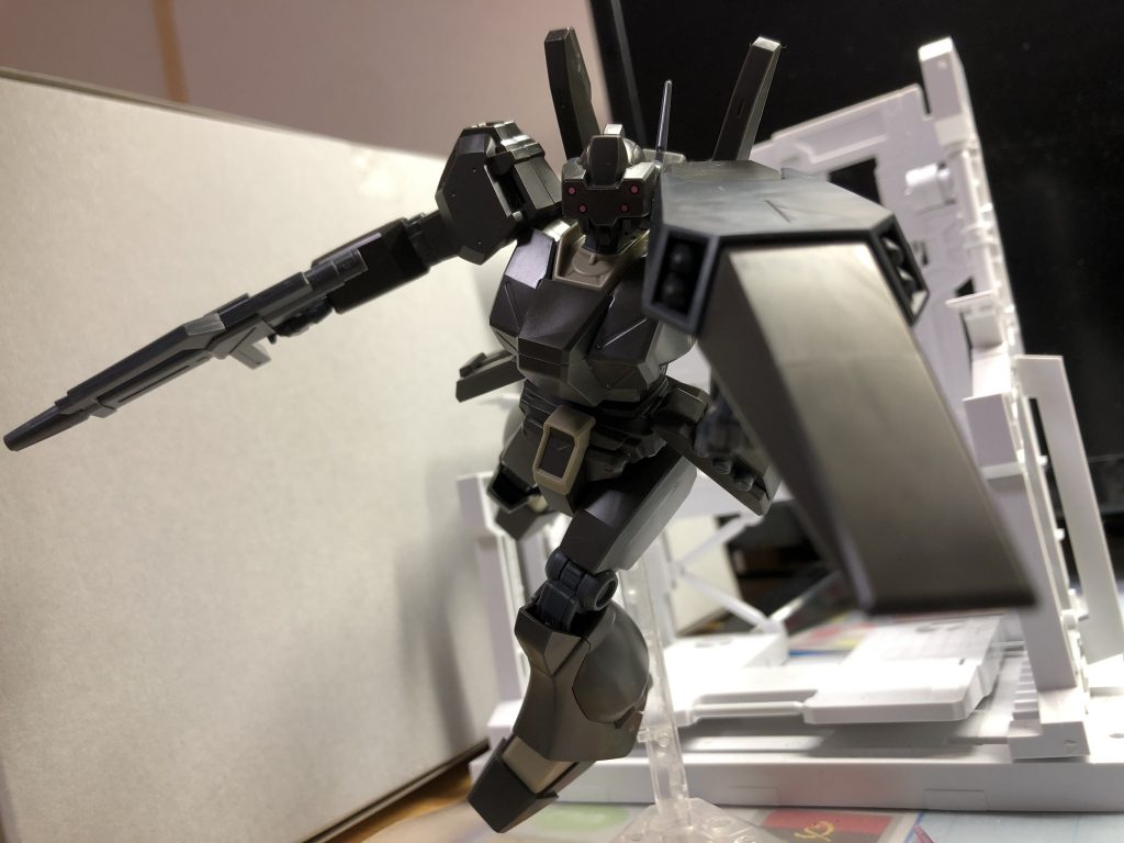 シールド内臓ミサイルの発射をイメージ。ある意味ロマン武装じゃないですかね、これ。旧来のHGUCシリーズということもあって、可動が結構硬めですね。足もボールジョイント接続なのでポロリとかがちょっと怖いです。
