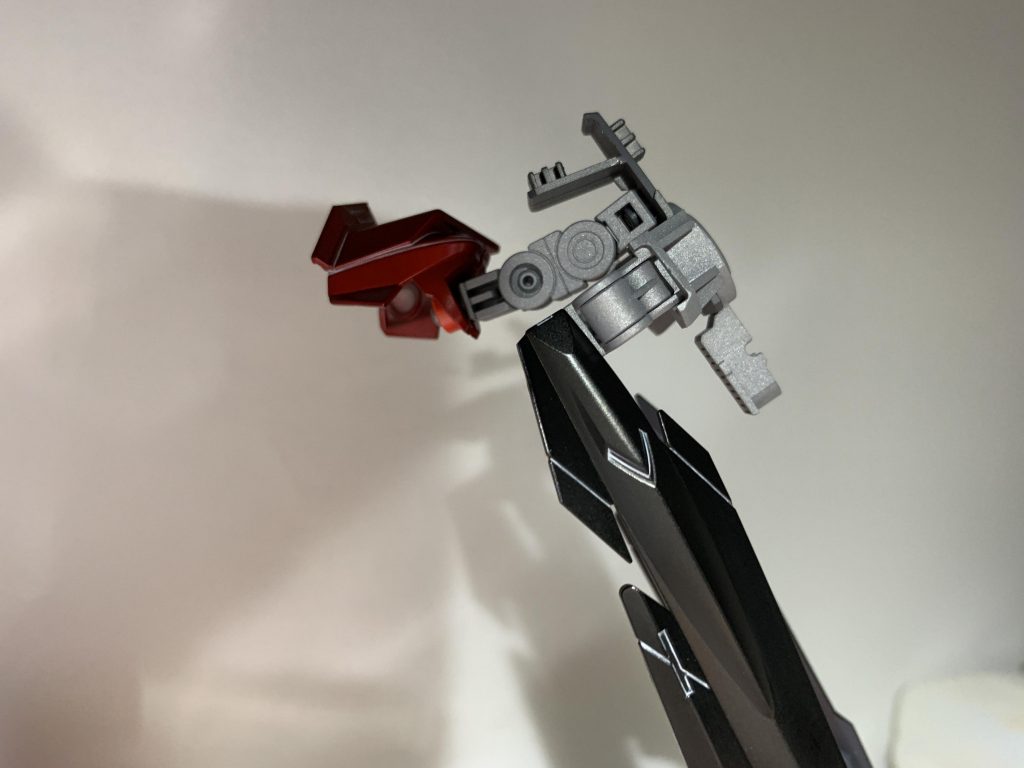 制作工程左肩の接続部分です。穴を開けて余剰ポリキャップで固定。