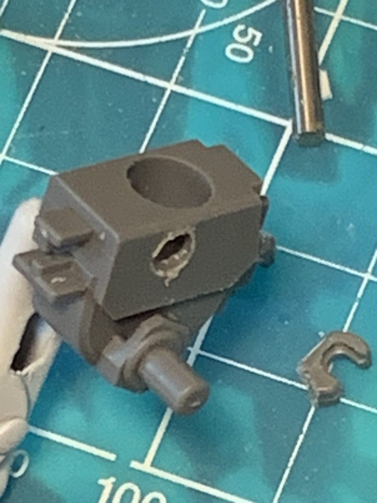 グレイズ君はサイドアーマーの接続位置の都合上腰の回転があれなので変更しています。以下30mm武装とグレイズ君の武装を装備