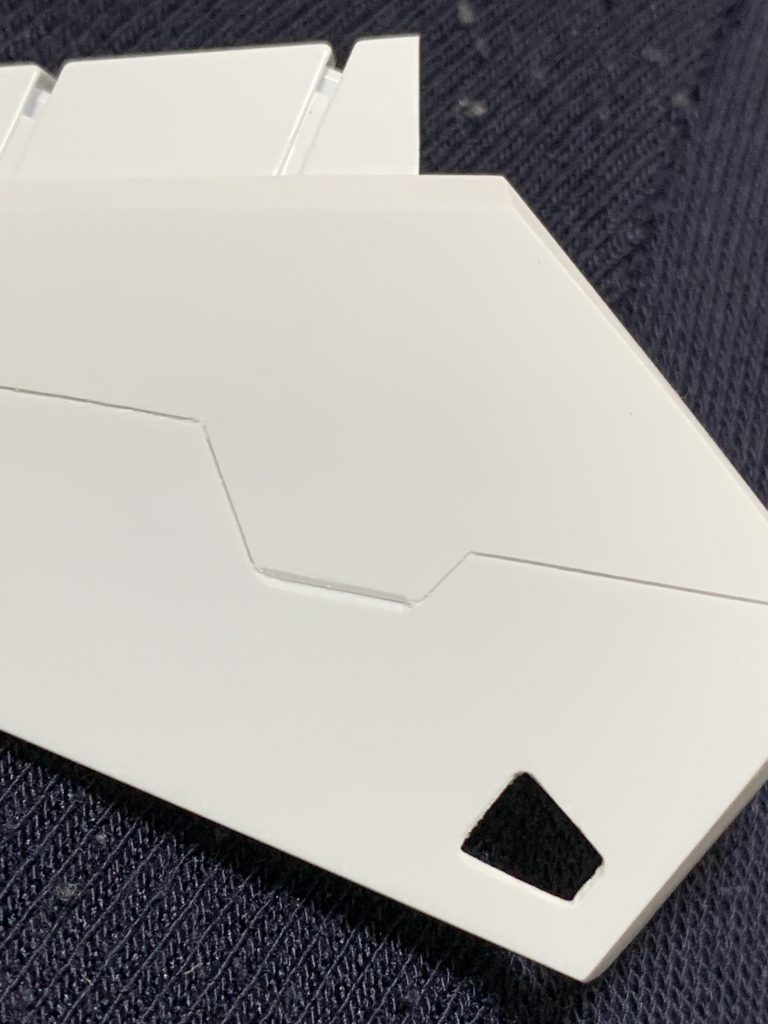 この部分はなんのディテールもなかったので、スジボリを新規に追加してみました!今まで掘り直ししかしたことがなかったので新規モールド掘りはめちゃめちゃ苦労しましたが、FAZZに施す前に別のキットで練習したため失敗せず上手くラインが引けて満足です😁