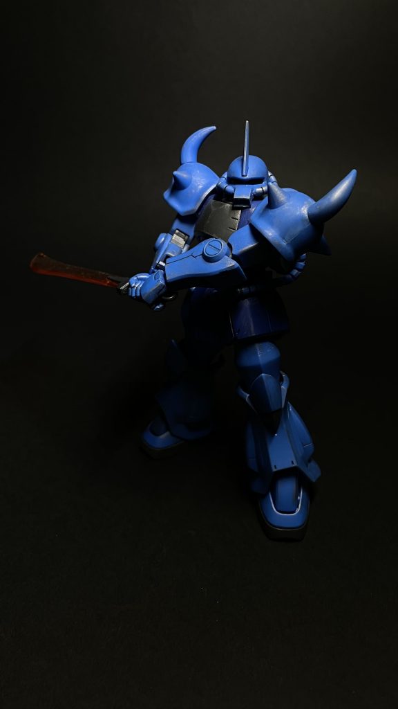 盾は旧ザクに譲りました。無塗装でもこれだけの配色、素晴らしいです。