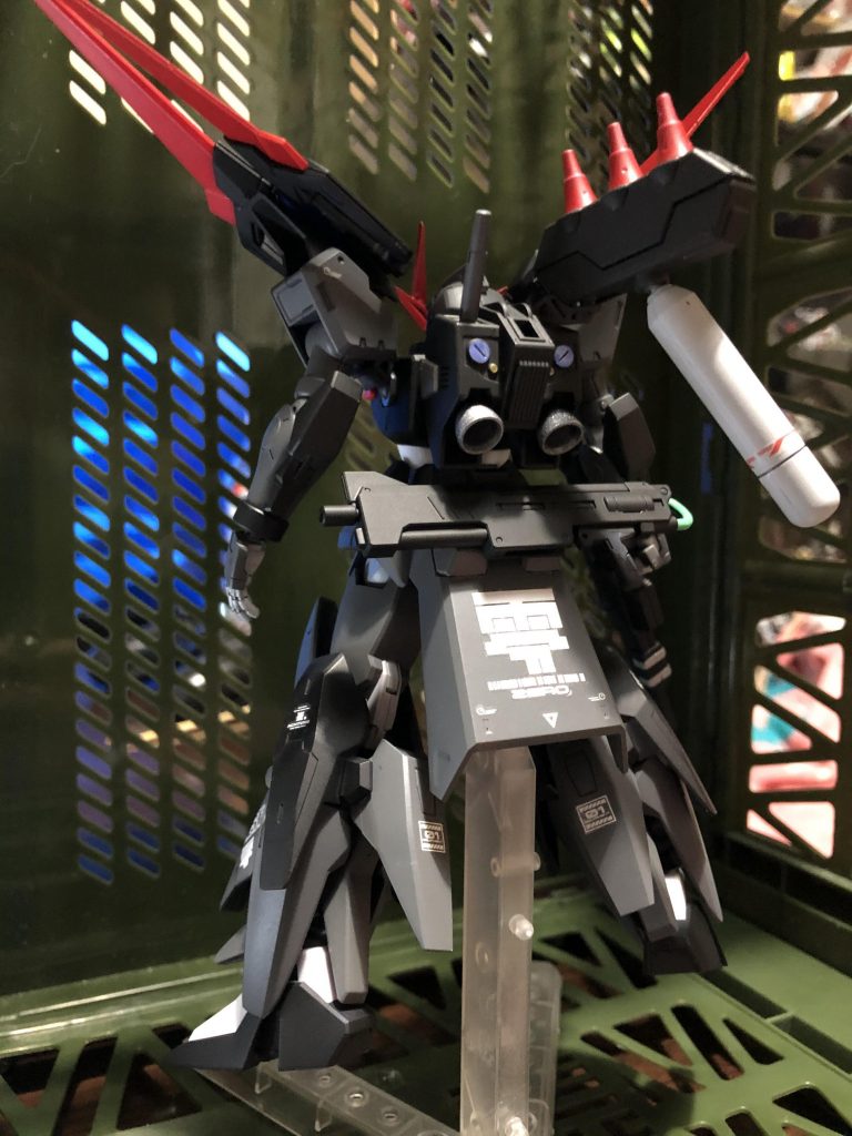 マサキ.ハヤト少佐のオーダーにより兵装にはファンネル3基の他にファンネルよりも耐久性に優れているドラグーンシステム4基を装備している。