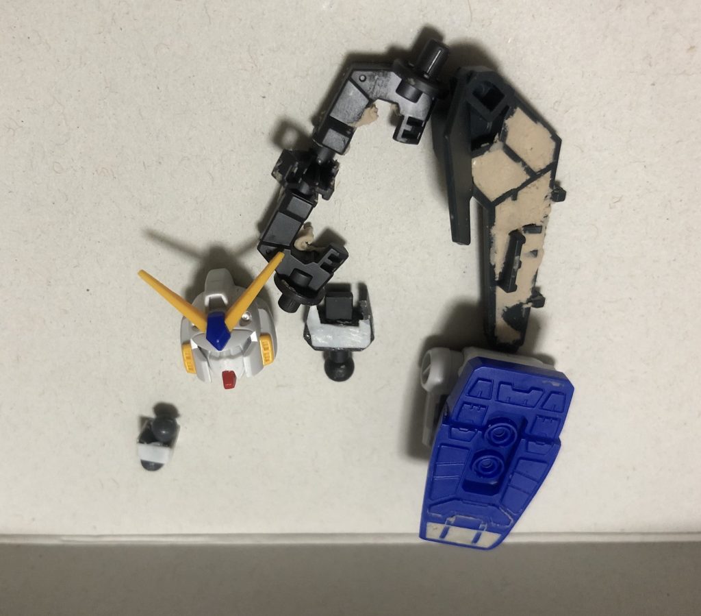 まぁさっくりストレート組みですが、各部の隙間埋めと、フェイスを女性的な印象にしたかったのでRX-78-2のものと交換した上でへの字ダクトを潰したりしております。