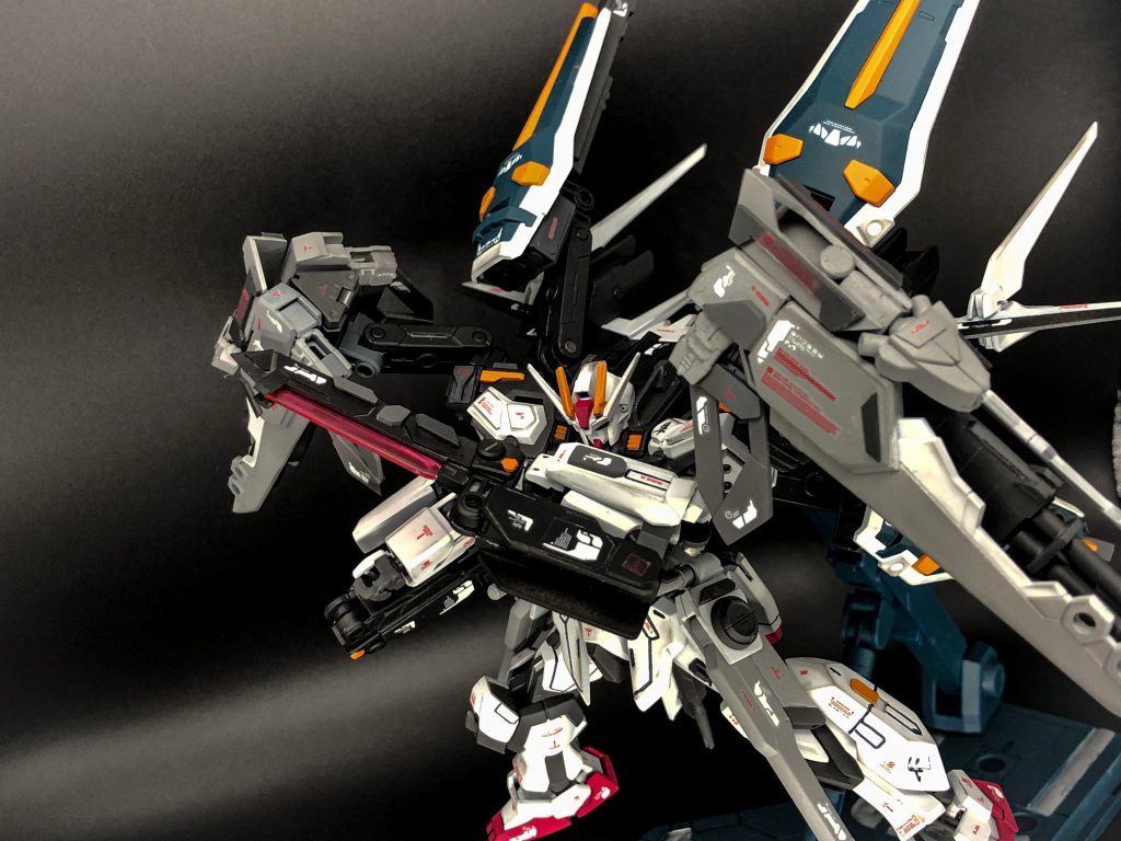 武装説明2両腕にはランチャー、ソードモチーフの折りたたみ格納式のショート武器をセミスクラッチしてみました。