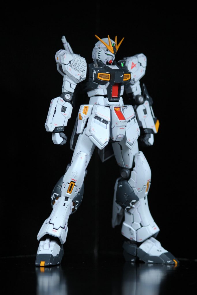 この素立ちポーズもなかなか気に入っています。カラーリングはRG独特のパネル毎の色分けを敢えてせずに、各色単色で塗装しています。この方がディテールに集中して見ることが出来、スッキリした印象を与えられると思います。