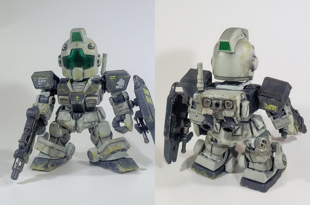 フロントビュー&リアビュー頭部はCSそのままだとちょっと凛々しすぎたので、頬のラインをパテで成形しています。また、耳も出っ張らせました。胸部ダクトはBB戦士200ガンダムのものを幅を縮めて使用。やはりWDジムといえばこのMG1.0準拠の胸部ダクトです。スカートは中心にモールドを入れたのと、装甲板等を追加。イラストをよく見るとスカート中心にドラムフレームのようなものが確認できるのでそちらも追加しています。バックパックもMG1.0に近いBB戦士200のものを使用しています。サーベルはHGUC陸ジムのものを使用していますので、着脱可能です。バックパック右側には実はちょっとしたギミックが仕込んでありますが、後述します。