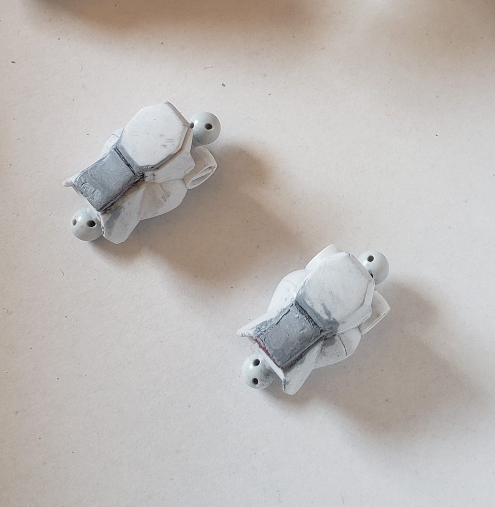 脚部パッケージイラストのWDジムの脚部は、ゲーム作中ともMGジムとも違う変な形状をしていますので、プラ板とパテで近い形にしています。