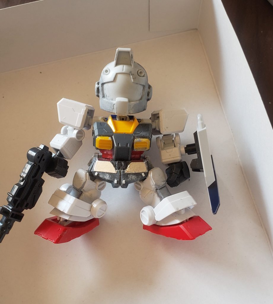 制作工程顔はパテで頬、耳を成形胸部ダクトはBB戦士200のものを切って流用。フロントスカートの装甲板はプラ板だとスカート側面の部分が上手くいかなかったので、アルミテープを切り貼りしています。