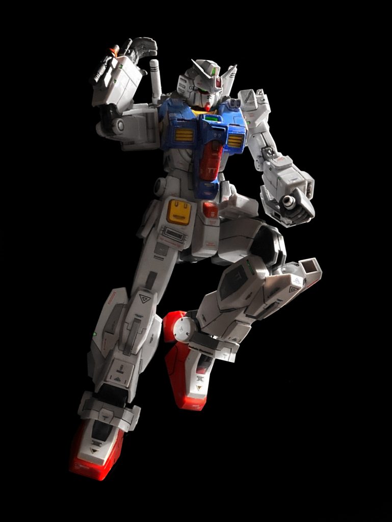 いたるところにビームサーベルが装着されています。背中に2振り、両スネに1振りずつ。右腕に1振り、の計5本ですw