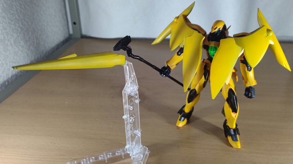 腰部に備えられたエピサージュランスはファンネルとして遠隔操作が可能