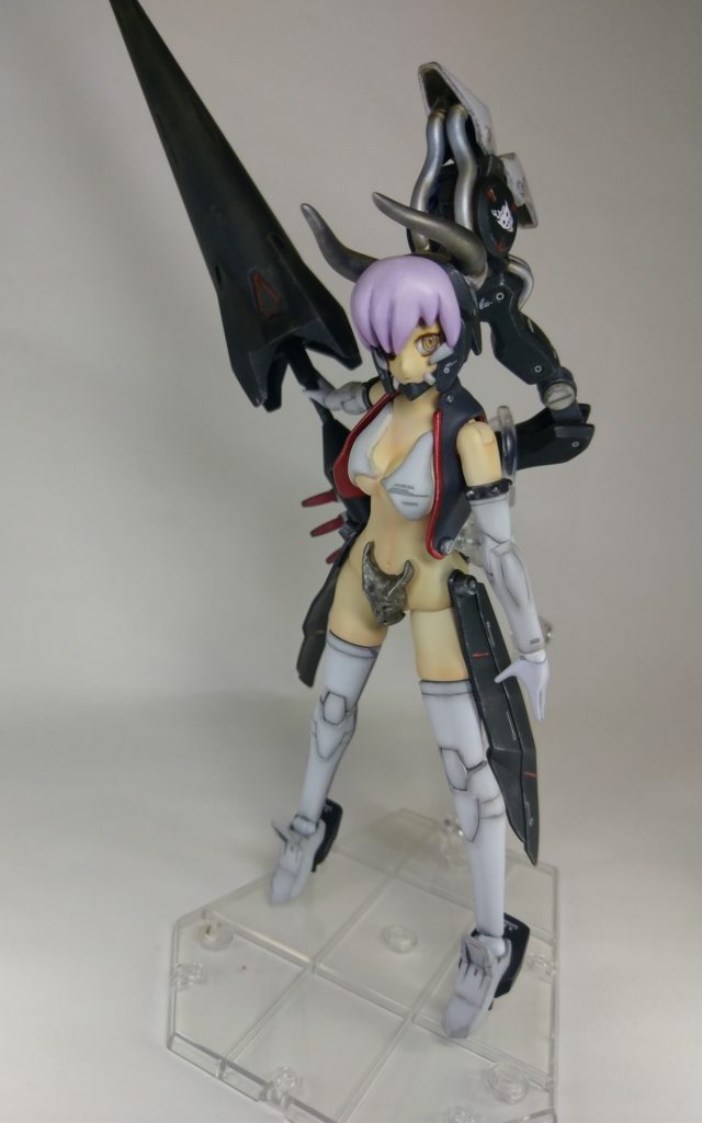 後頭部のカバー、角。おっ○い、髪の毛、服、股間の悪魔などは全部エポキシパテで造形しました。胴体は3mmほどつめて、腰の関節は固定して埋めました。