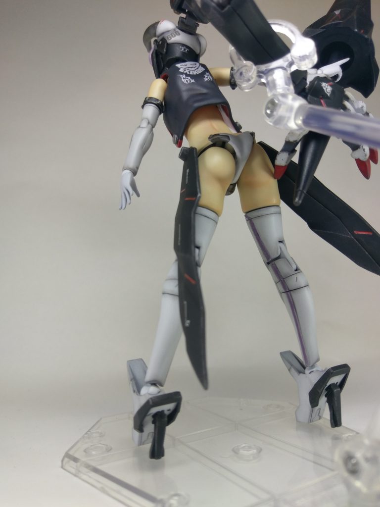 お尻の形状を修正し、太ももは肉付きをよくしています。上着にはシワ状のモールドも作ってみました。