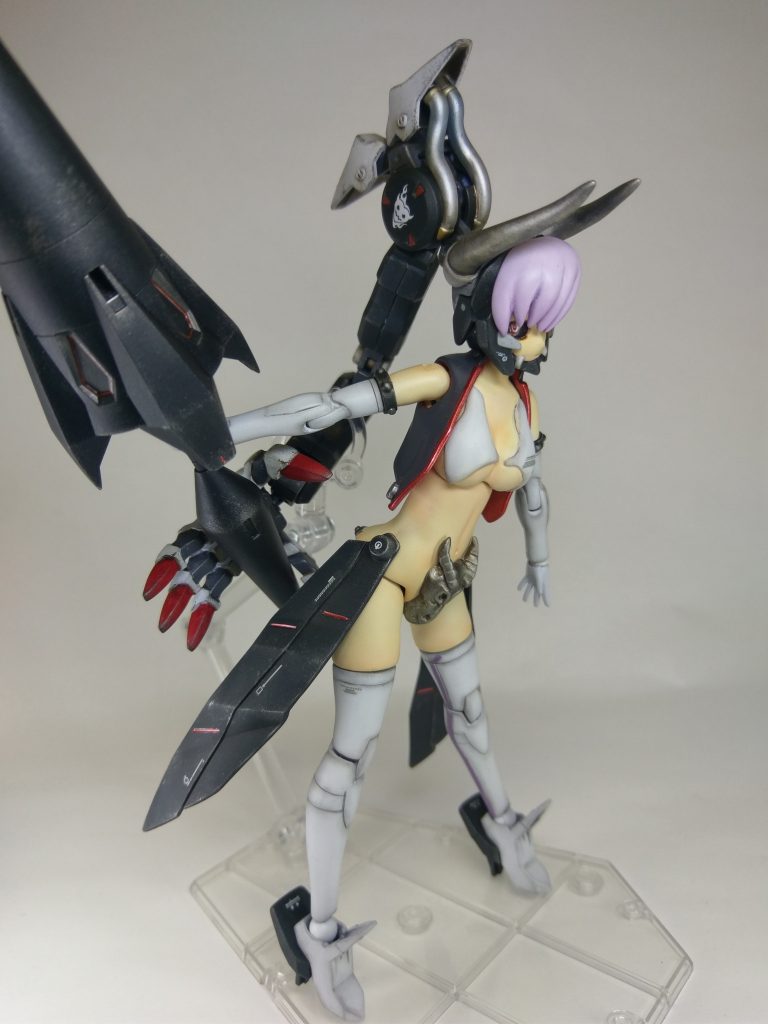 人間の身体に近づける為お腹と腰にエクボ、肩甲骨、腸骨、鎖骨を削ったり、盛ったりして造形しています。顔はモビルスーツモードから懲りずに作っています。