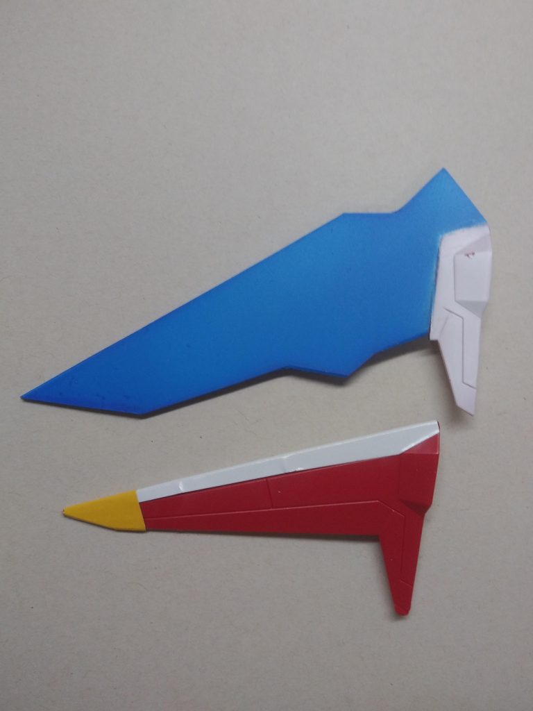羽はプラ板から作り、大型に変更。白と青の羽が作ったもの。