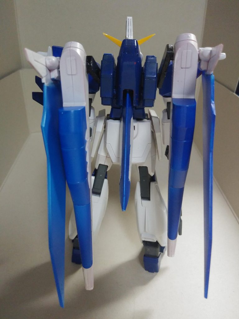今までは作るだけで満足していましたが、ガンダムビルドファイターズを見て、ただ作るだけではいけない！と想い、作製したのがこのセイバーです。その前に何体か作ったのですが、写真を紛失&作製したガンプラ消失orzこのセイバーはスプレー缶で塗装しました。ただただスプレー缶で塗装したから、サーフェイサーや油脂など塗装の基本を知りませんでした。