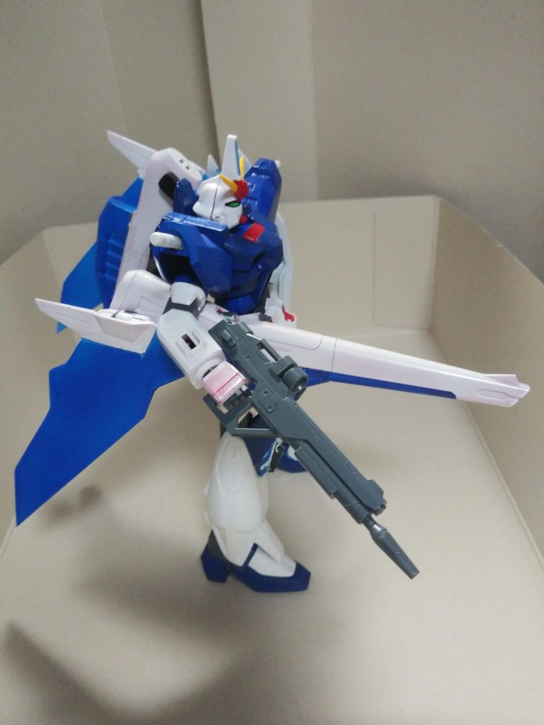 延長してもなお、劇中通りの砲身真っ直ぐができなかった。写真では真っ直ぐに見えるかもしれないけど、実際は砲身はまだ下斜めになっている。羽を大型にしたことで、腕や肩に干渉しまくり、自由に動かすことができなかった。