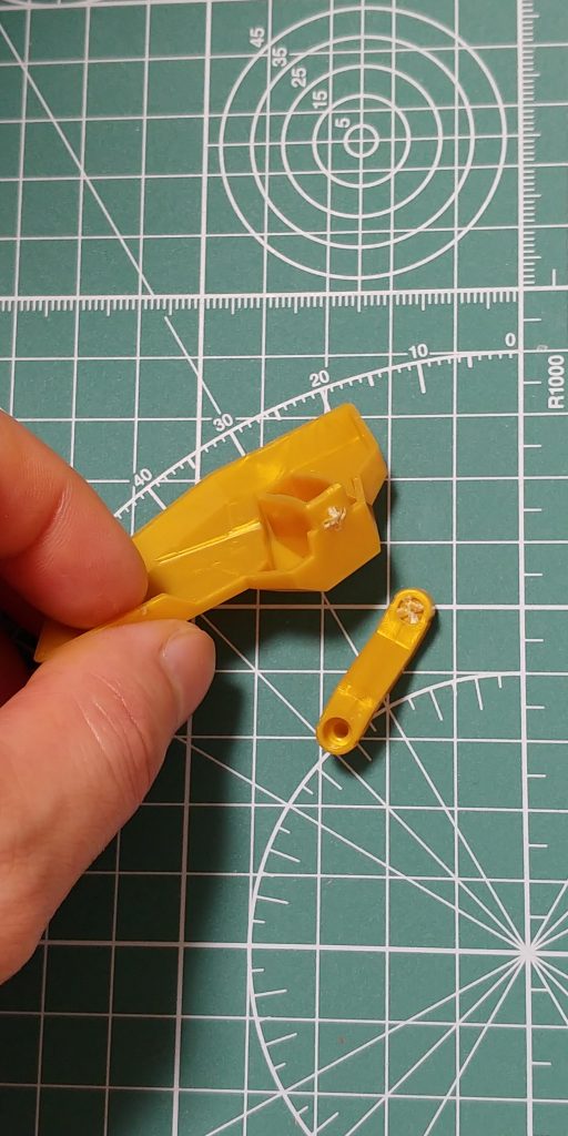 フロントアーマーが破損したので代わりにトランジェントガンダムのバックパックのパーツを着けてみたらいい感じ