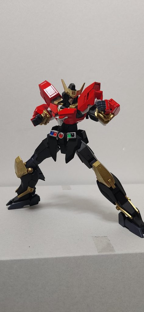 アーマー部分はほぼアースリィベースで胸部をユーラヴェンにしています。頭部アンテナもユーラヴェンのものを加工してクウガっぽくしてます。アークル部分、実はネオジム磁石を内蔵しているので容易にフォームチェンジができちゃいます。
