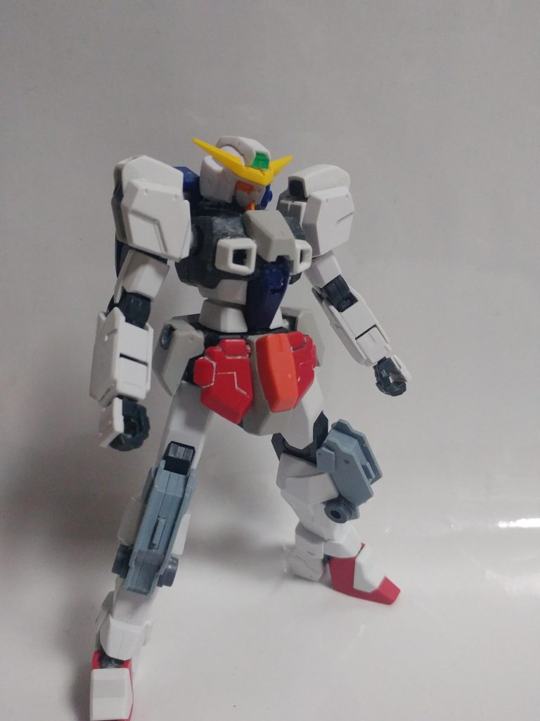 胸部のパーツ変更。シャイニングブレイクのパーツとザラキエルのダクトを装着。ここから塗装のアレコレやら腕関節の置き換えを何度か経て完成に漕ぎ着けました。