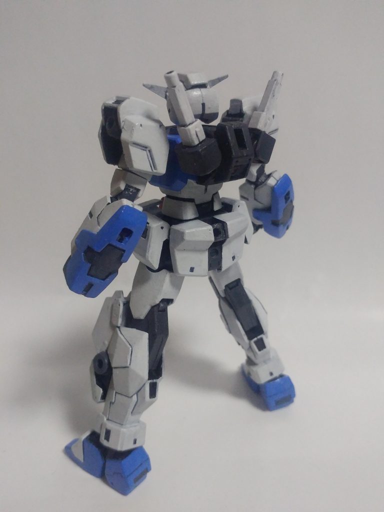 武装を外して前後から。腕部はケルディムサーガの外装を使いつつ内部機構をグレイズの物に置き換え、上腕もジャンク品のキュリオスから流用。足首はGNアーチャーの足と肩アーマーをプラ棒とジョイントパーツで繋いでいます。