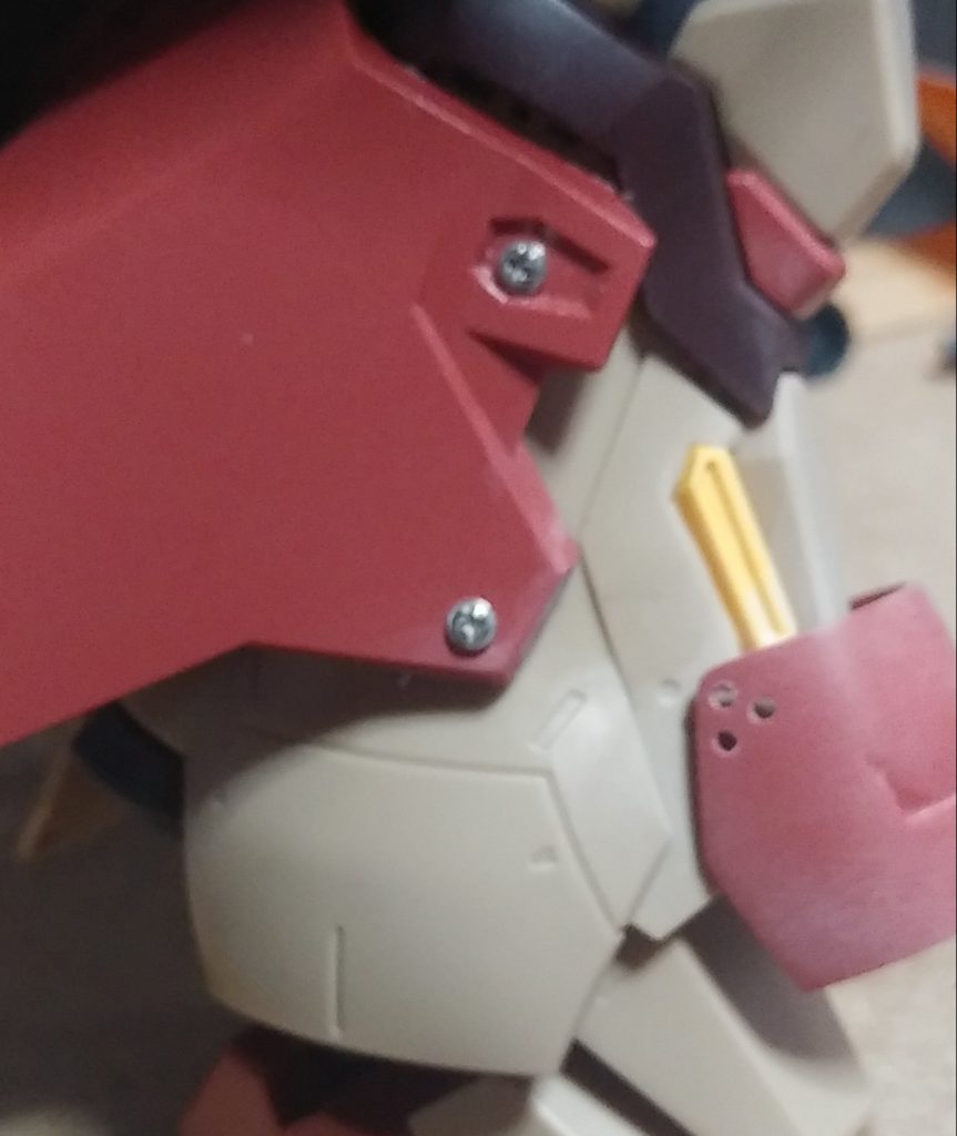 ふくらはぎ増加装甲はメガネ用のビスで留めています。