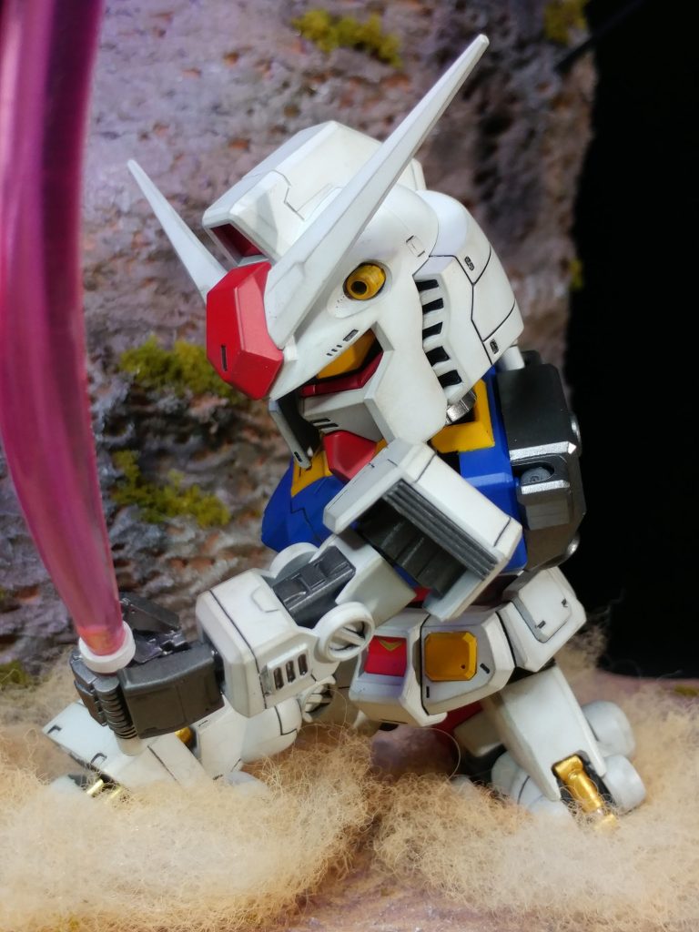 ガンダムは立膝着地シーンに違和感が伴わないように腰、腕、足などの加工を行いました。