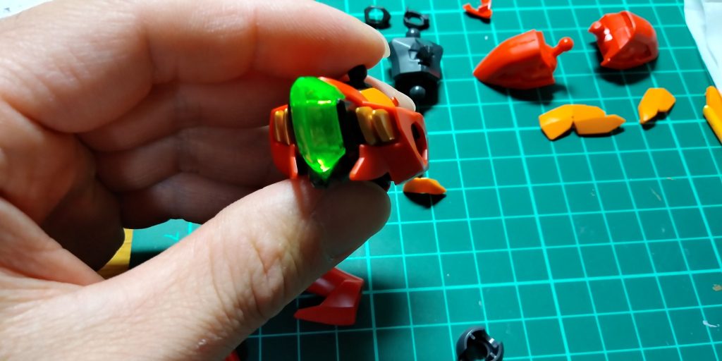 クリアーパーツの裏側にラメシールを貼って表からはキラキラしてるように見せてます。