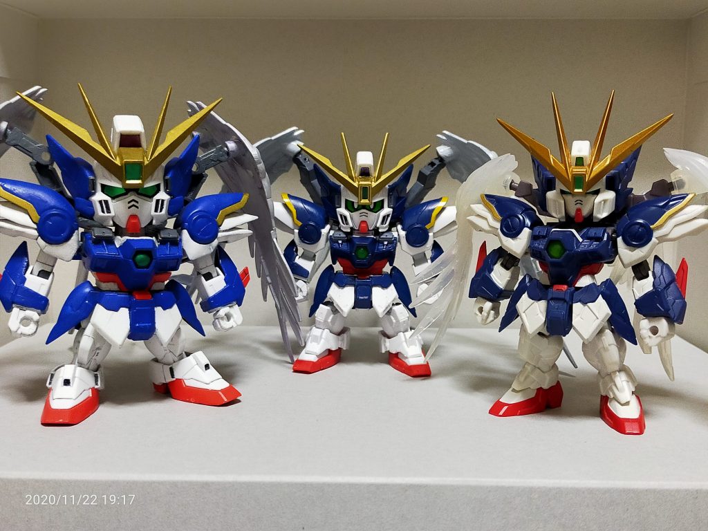 似たサイズのSDウイングゼロ全員集合左 BB戦士ウイングガンダムEWを改造したもの(三国伝〜LEGEND BBの規格)中央 本作、クロスシルエット右 ネクスエッジスタイルどれもデザインアレンジが違ってて楽しい。