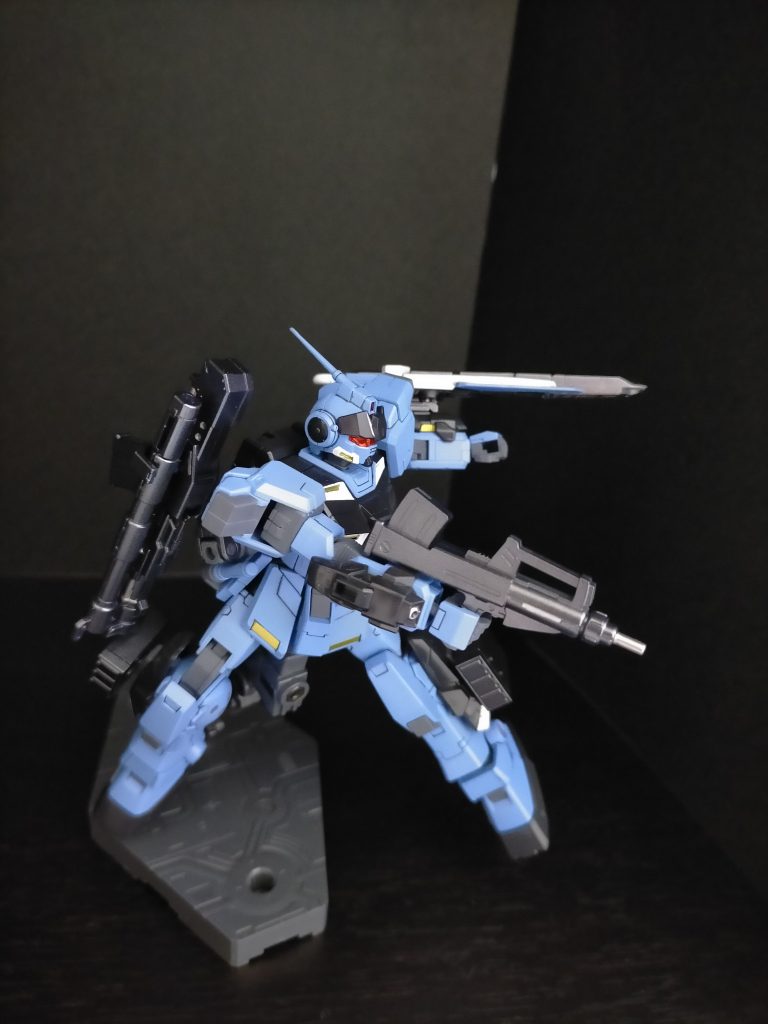 90mmブルパップ・マシンガン:後期生産型ジムに標準装備されたマシンガンと同じ物。ケースレス弾採用により重量の軽減、排莢が無くなった事により機構が簡略化され、発射速度も向上されている。腕部ビーム・ガン:ガンダム4号機&5号機と同様の武装。両腕に装備され、低収束、短射程ながらも対MS戦で十分通用する威力のビームを連射可能