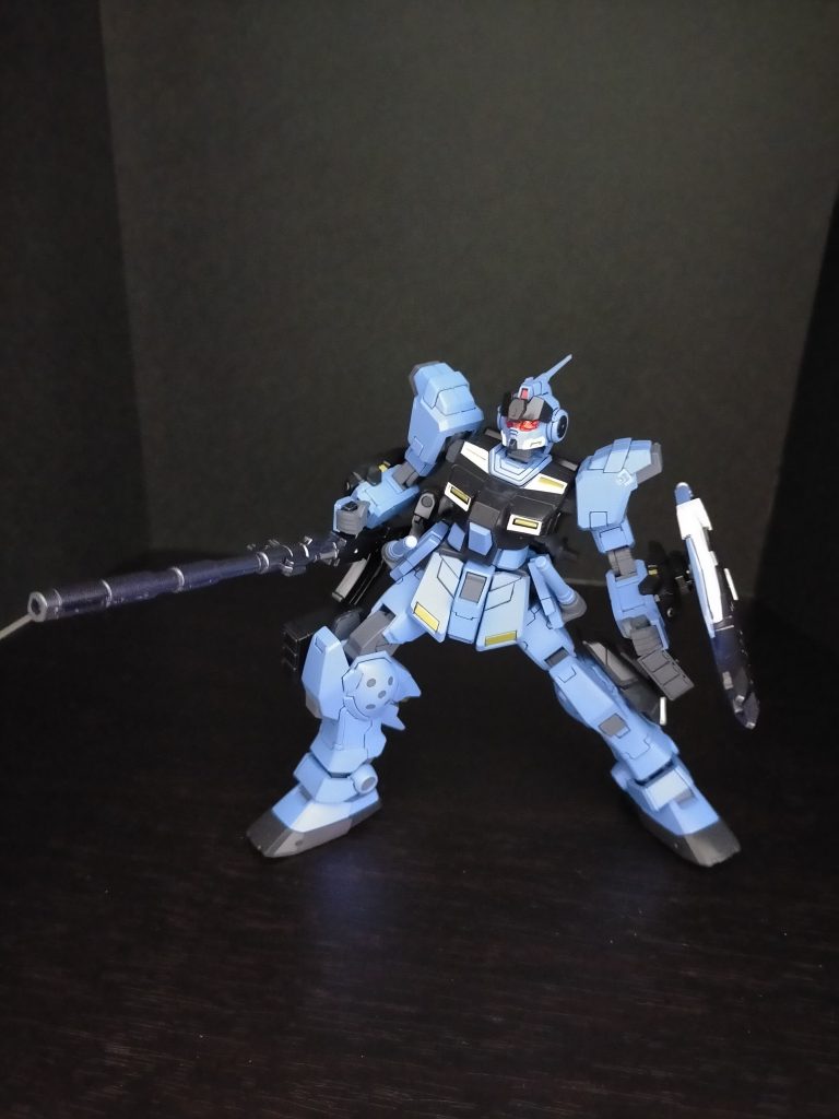 180mmキャノン:陸戦型ガンダムが使用していた物を改造した強力な専用武器。腰部背面から伸びるアームに固定され、砲身を折り畳む事で未使用時は背部にマウントされる。又、砲身は折り畳んだ状態でも近接発砲可能