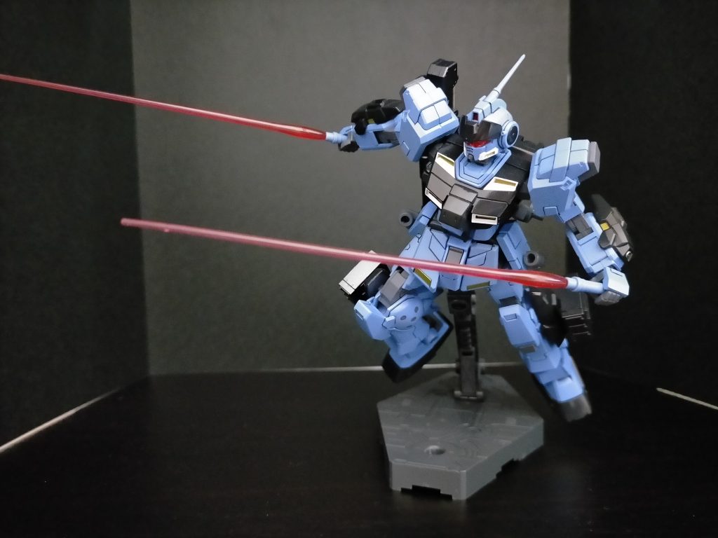 ビームサーベル:地球連邦軍MSで一般的に採用されている物だが、ペイルライダーの戦闘継続時間短い為、MS本体からのリチャージは想定せず、チャージ済の物を携行している為、特殊なレイアウトが可能となった。