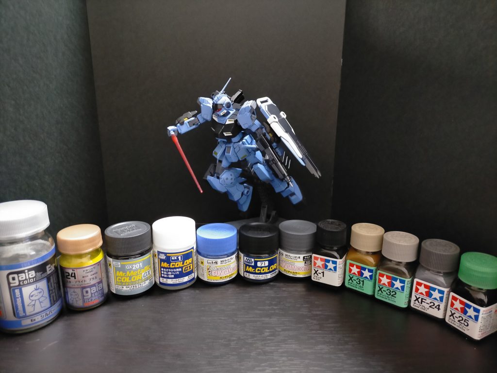 塗装レシピ機体ブルー:GX1クール白+MSライトブルー機体紺:C71ミッドナイトブルー機体グレー:MSグレージオン系武器等黒:GX201メタルブラック排気口等金:g124スターブライトブラスバイザー下銀:gEx07 シルバー部分塗装エナメルブラック ダークグレイ クリヤーグリーンチタンゴールド チタンシルバー今迄で一番種類使いました笑プレバン販売品なのでなかなかネットでも製作工程等をあげている方が少なく方向性を決めるのに時間掛かりましたw顔と胸部排気口の塗り分けがなかなかキツかった(小さすぎて)事とシールドの色分けがなかなか手こずりましたが満足ですwスジの彫り直しとアンテナシャープ化、フロントアーマー左右独立可動と何より調色が狙った色合いになったのが良かったです。同時に空間戦仕様も完成したのでまた別でアップします。