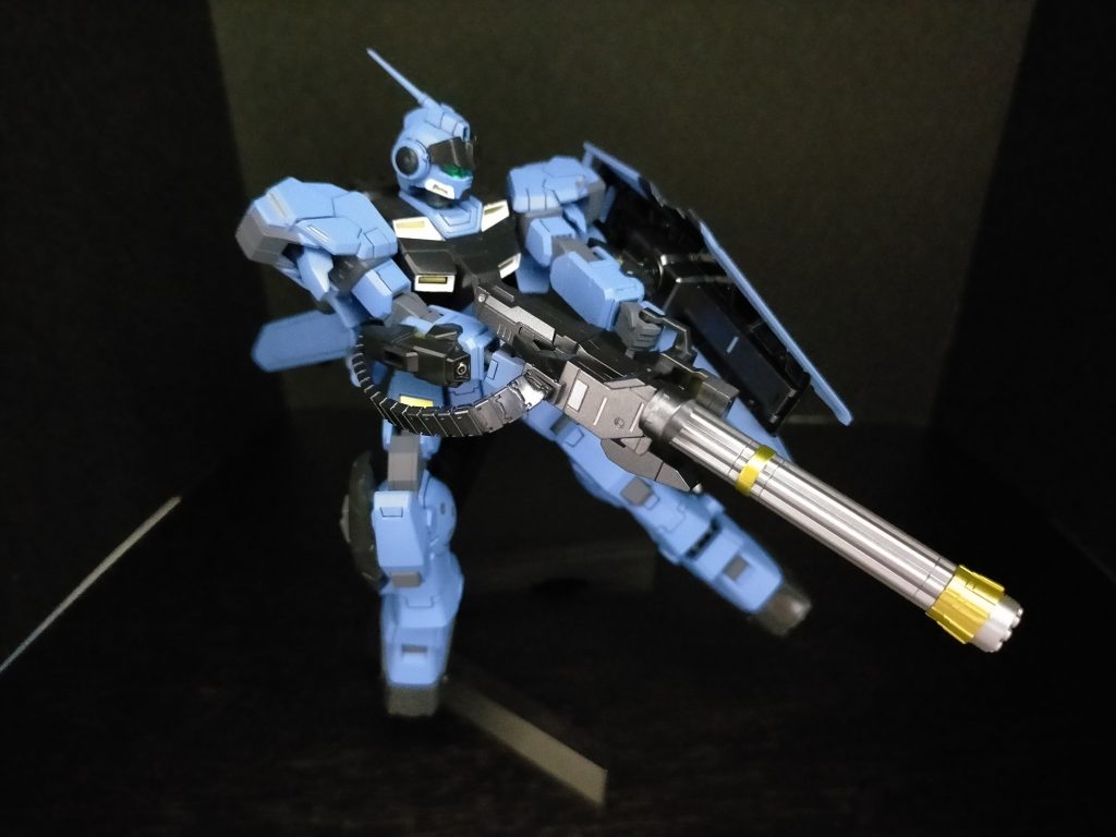 ジャイアント・ガトリングガン:6本の砲身が束ねられた大型ガトリングガン。多数の敵機を攻撃するためのレドームセンサーと射撃安定用のサブグリップが装着されている他、バックパック下部のマウントラッチにはドラム型大型マガジンが装着されている。マガジンに装填された3000発の90mmケースレス弾を毎秒50発の速度で掃射し、弾幕を展開する。バレル部の保護の為、発射時間に5秒のリミッターが掛けられているが、解除することで全弾掃射が可能。その際の動作は保障されておらず、機能不全に陥る危険性がある。非使用時はバックパック右側に装着される