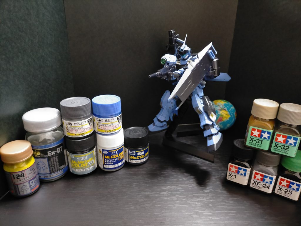 塗装レシピ機体ブルー:GX1クール白+MSライトブルー機体紺:C71ミッドナイトブルー機体グレー:MSグレージオン系武器等黒:GX201メタルブラック排気口等金:g124スターブライトブラスバイザー下、ガトリング銀:gEx07 シルバー部分塗装エナメル ブラック ダークグレイ クリヤーグリーンチタンゴールド チタンシルバー