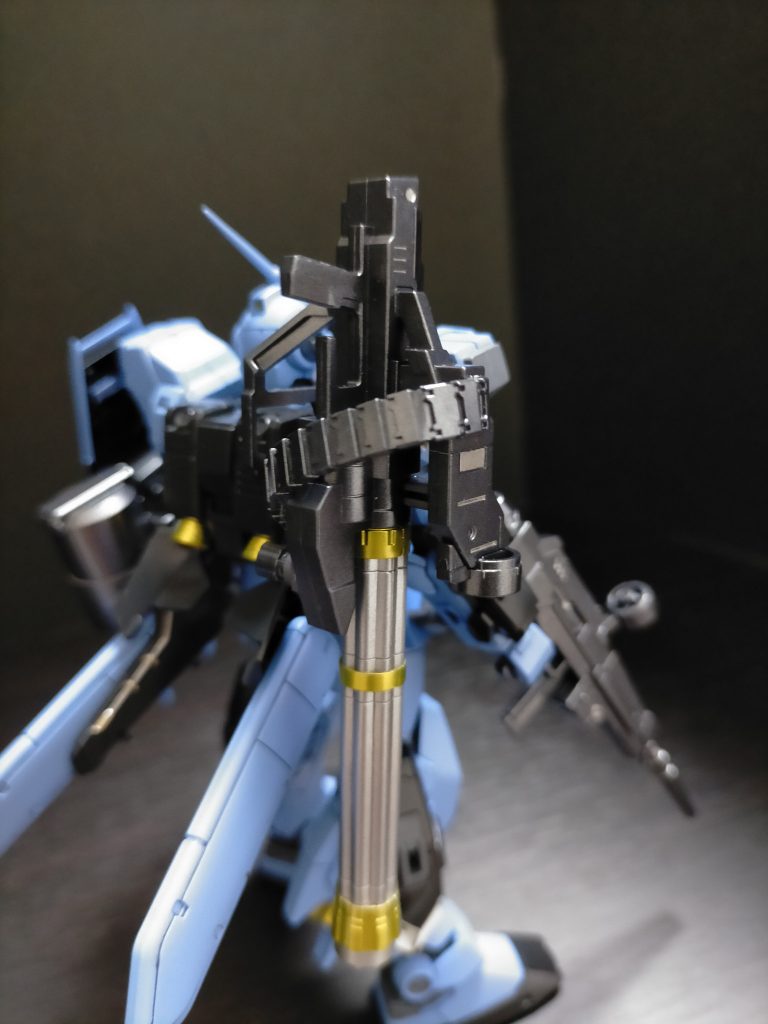 マガジンベルト?の取り回しがカッコイイですね。左側の大型マガジンからバックパック下の腰とマウントラックの間を通してます。
