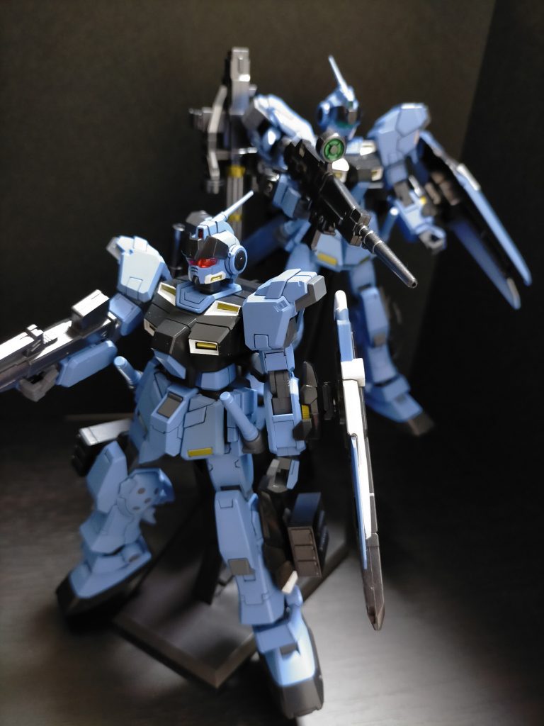 陸戦型とならべて!同型機を並べると小隊ぽくていいですね。今回肩のグレーやシールド裏の黒、プロペラタンク側面をエナメル筆塗りで行いましたがまだまだ下手くそですね汗ずっと前から気になっていたペイルライダーをくれた知人に感謝です。因みに次回作も頂き物になります。御覧いただき感謝です(*´ω`*)