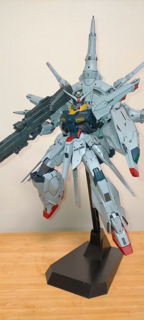 ライフルを担ぐようなポーズは手首が動かないので難しいです。