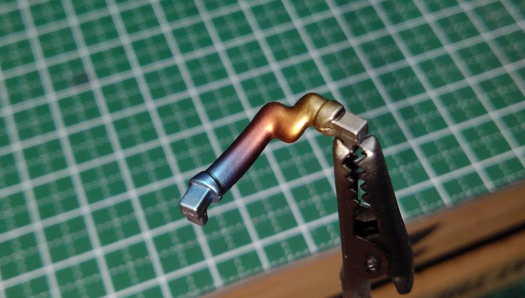 パイプ状のパーツはチタン焼け風の、グラデ塗装しています。 