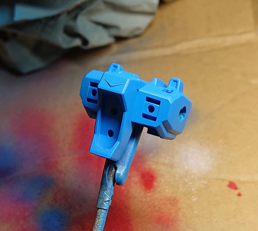 そしてパテの跡を隠すためにガンダムマーカーエアブラシで塗装しました。ちなみに使った色はライトブルーです。