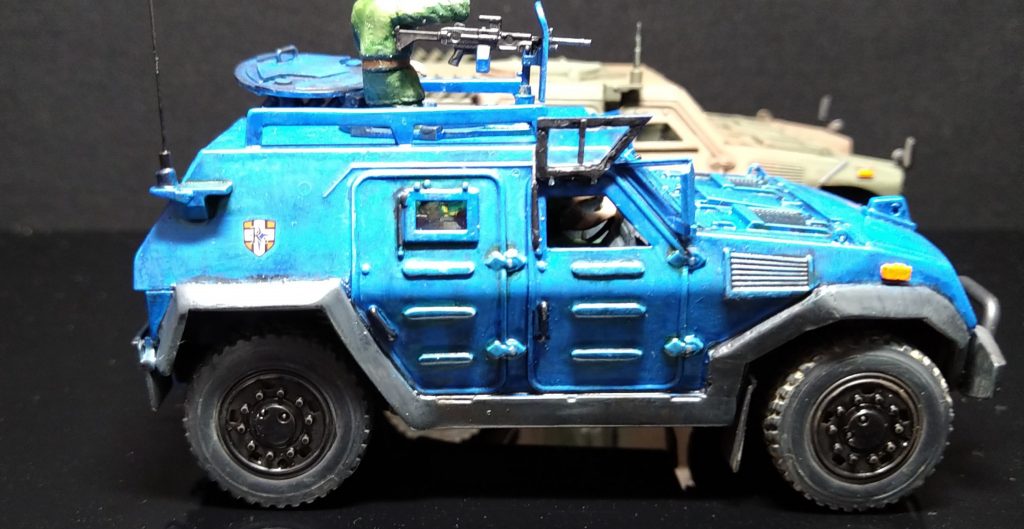 右側面。ラルのシンボルマークを側面に。自衛隊の写真に開いてるショットがあったので、右窓を開けました。ジオンは左ハンドルなので、左右入れ替え。ドアは補強リブを追加して雰囲気出してます。