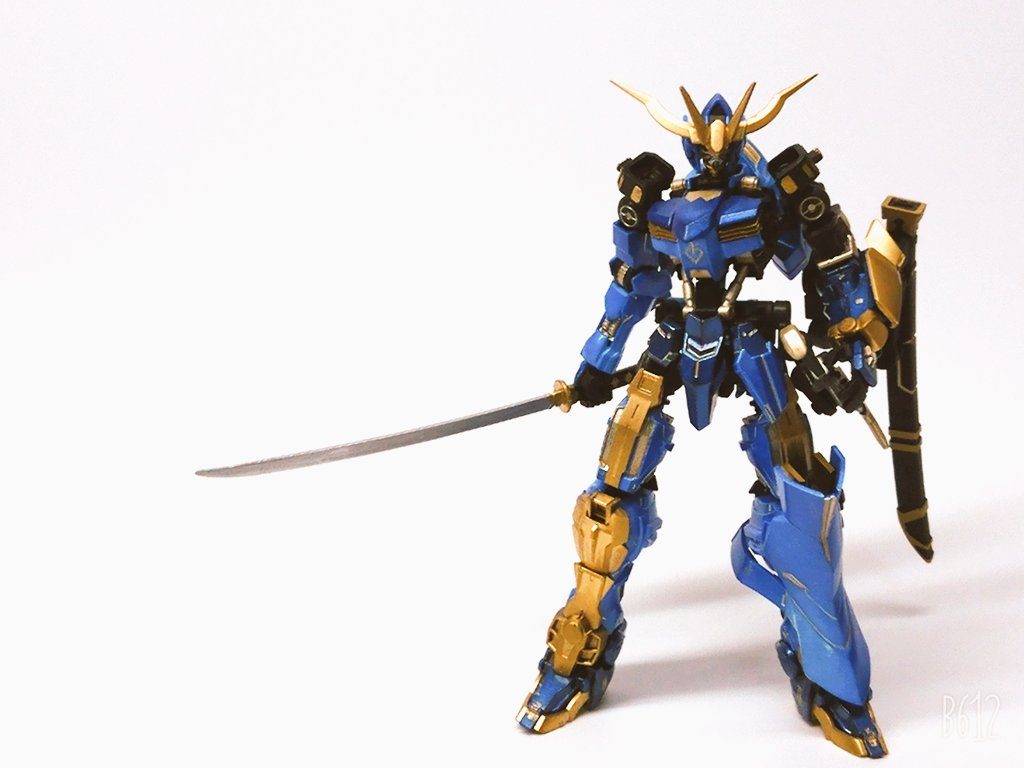 長らく軽装形態でしたが肩装甲が完成し、ようやく形になりました。