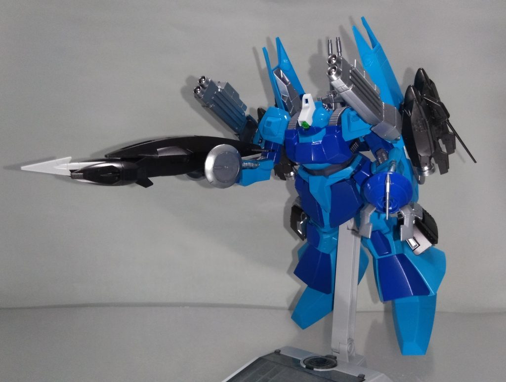 巡航形態、両肩の魚雷ポッド、手持ちのランチャーは水中専用装備