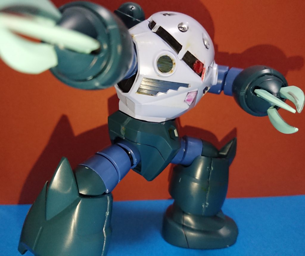 改造ポイント。モノアイをUVレジンでクリアパーツ化。ウェザリングは今回はDAISOの「カラー筆ペン」のブラウン&オーカーイエローを使用。リアルタッチマーカーほどではないのでしょうけど(←まだ使ったことが無い)、いちよいい感じになったので...