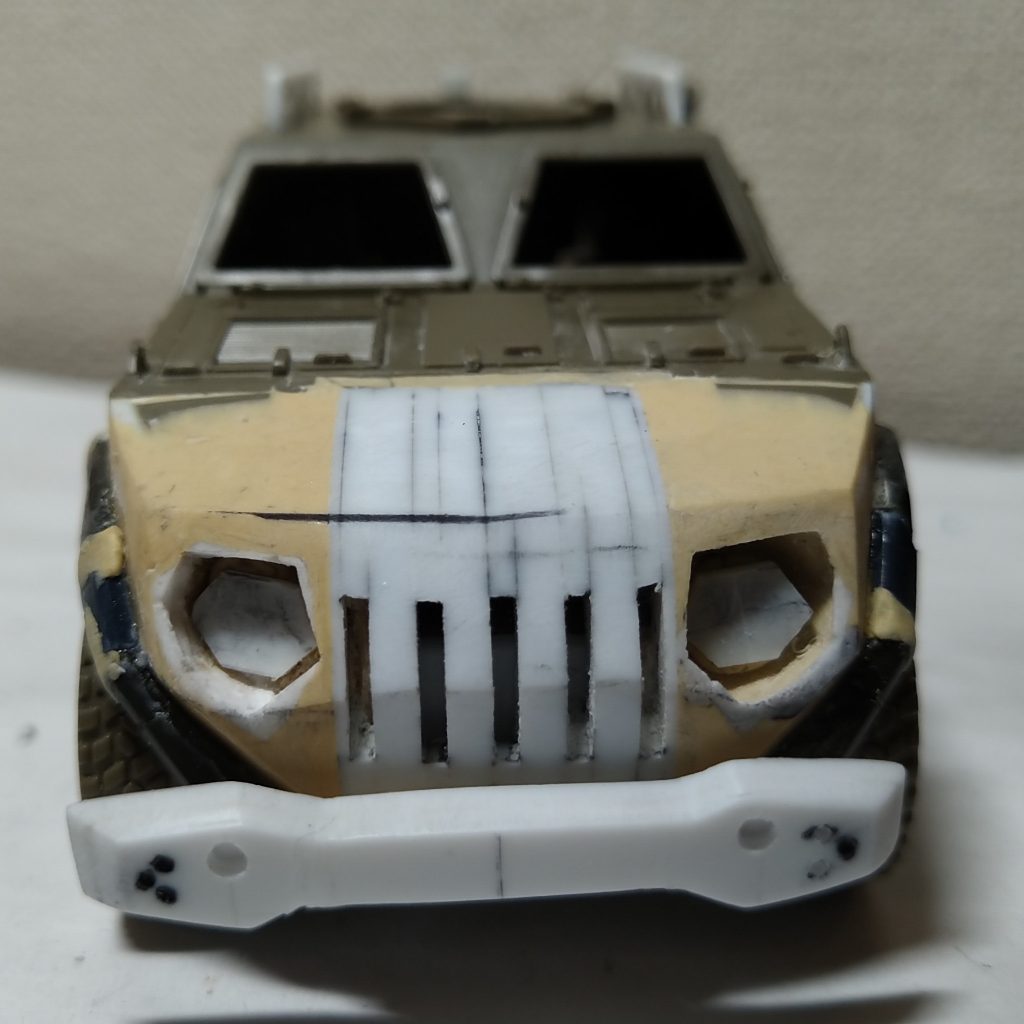 ボンネット グリルはプラ板積層でスリット作成。シンメトリーとるのに苦労しました。