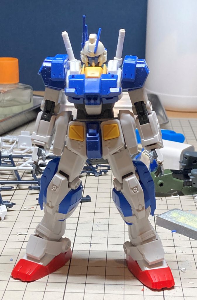 塗装前の検討段階。細部は違いますが、ほぼそのまま。このあと、胸の形を変えて、股間と膝にはコンテナを受けるためのゴムっぽいパーツを配置したり。ぶっちゃけこの状態が一番かっこいいんじゃ・・・。 