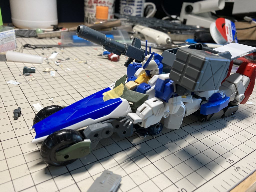 タンクモードの検討中。マシンライダーのパーツがここまではまるとは！な瞬間。キャタピラは当初ロトのものを使っていたのですが、どうにも合わず。30MMがタイミングよく発売。 