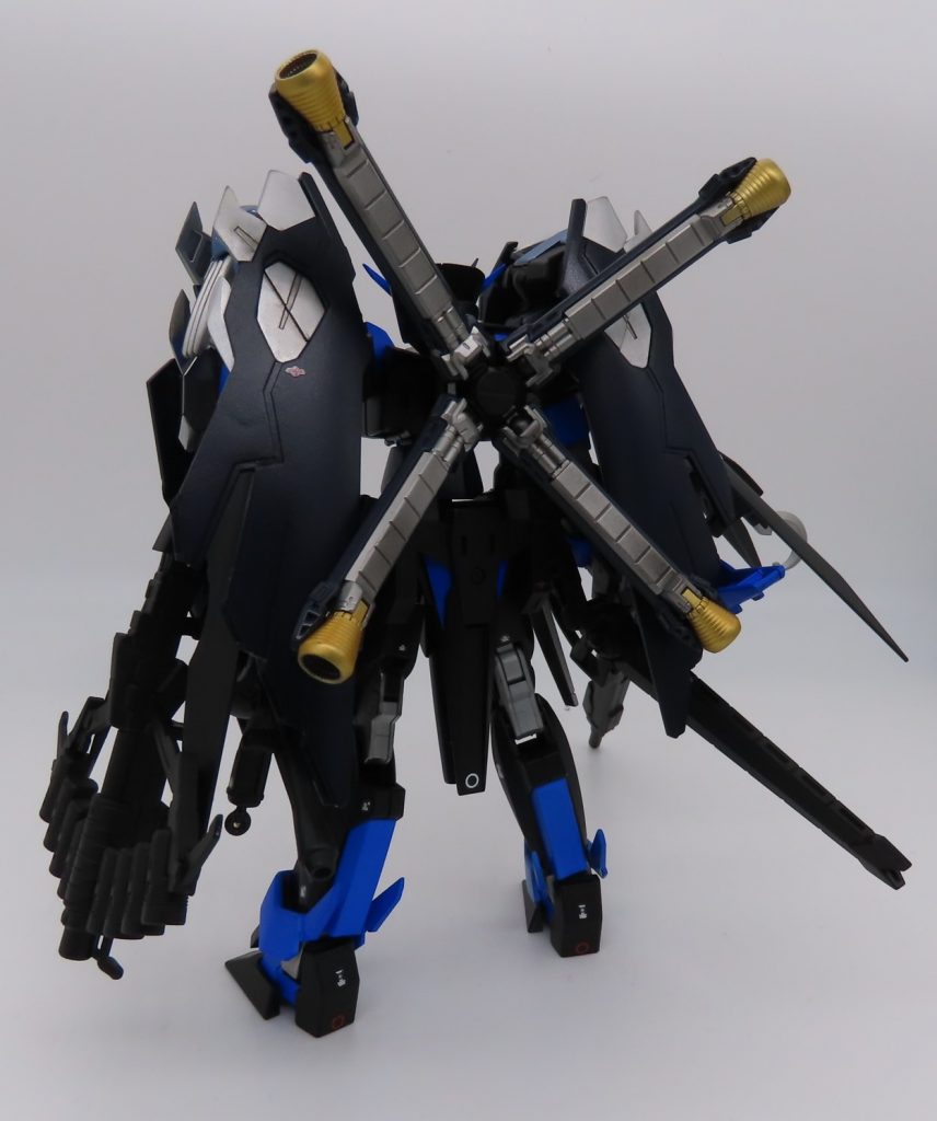 背面はクロスボーンの代名詞のスラスターを装着。可変時に干渉に無いように若干の稼働を確保。