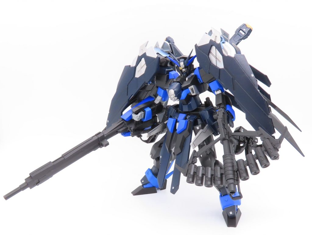 ピーコックスマッシャーはダークハウンドの肩部に懸架出来るように改造。ソードとライフルも腰に保持できます。フルクロスのアーマーを付けるのが大変でした・・・