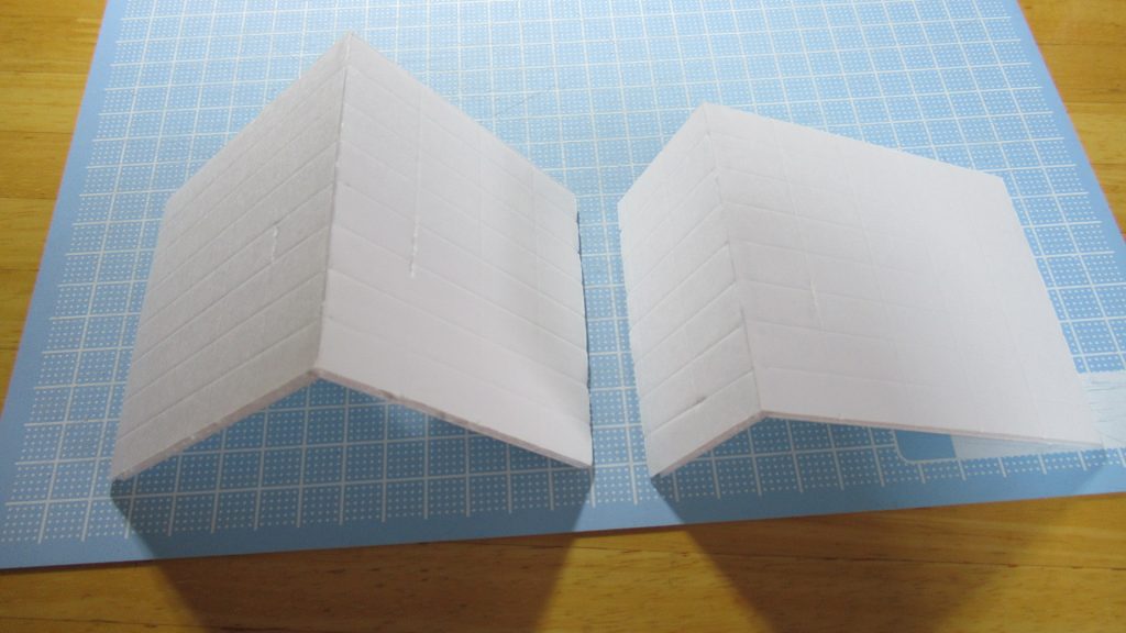 スチレンボードに跡をつけることで、ブロック塀っぽさを作りました。