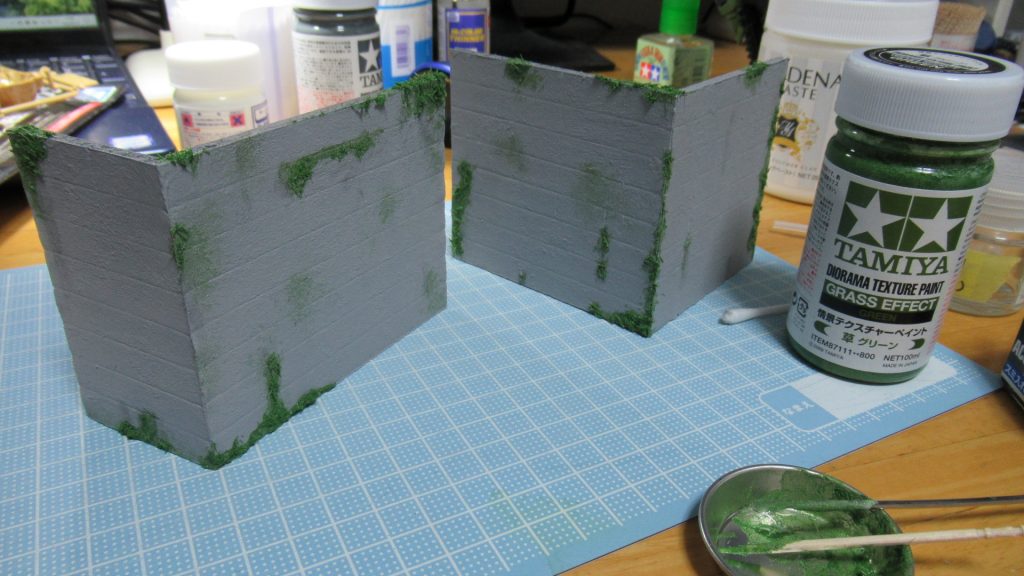 ジオラマで使った塗料はすべて鉄道模型コーナーで手に入れました。